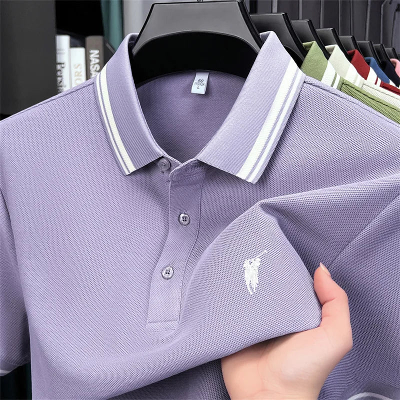 Short sleeve polo shirt in light purple with white-striped collar and embroidered logo, made from breathable cotton.