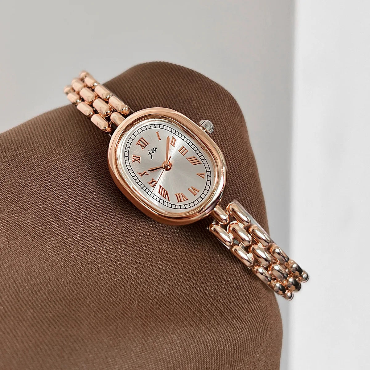 TrenLux Wear Women's Oval Artistic Niche High-Aesthetic Fashion Quartz Wristwatch TrenLux Wear