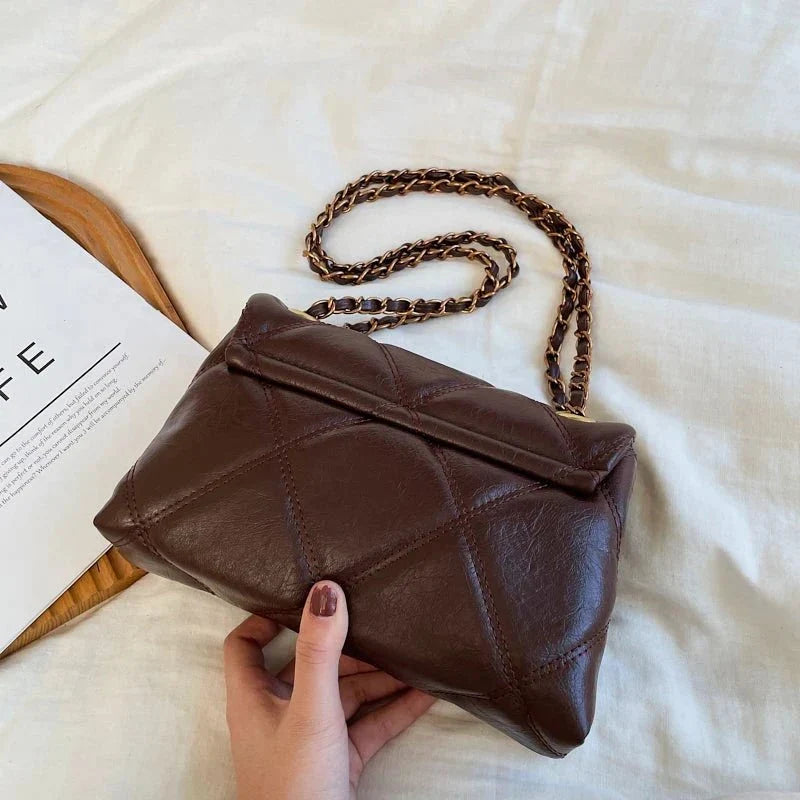 Women's luxury leather handbag with Lingge pattern by TrendLux Wear, featuring elegant design and pure leather craftsmanship.