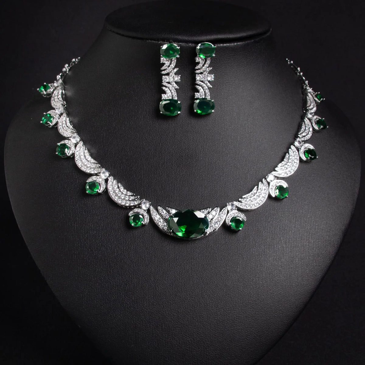 Vintage bridal jewellery set for women featuring intricate designs, including necklace and earrings by TrendLux Wear.
