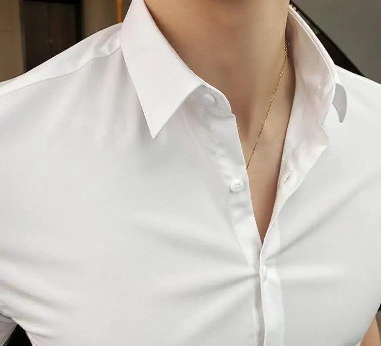 Short-sleeve white shirt with a square collar, presented with an elegant fit and button closure.