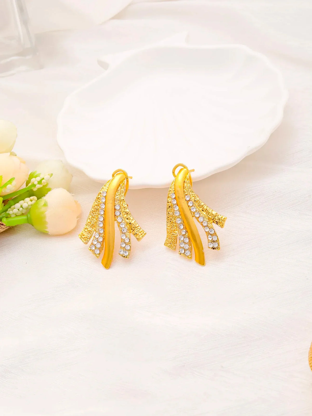 Dubai 24K gold luxury jewelry set by TrendLux Wear featuring intricate design and elegant gold pieces for glamorous style.